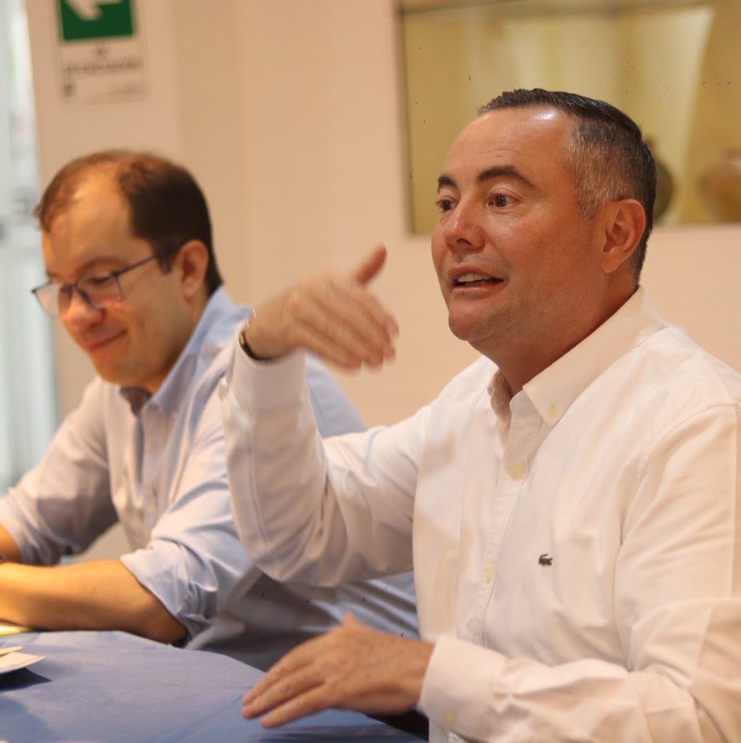 diegofranariza's tweet photo. Socialicé con empresarios y representantes gremiales de #Santander el proyecto de ley #InversionesParaLasRegiones. Esta gran apuesta por fortalecer la autonomía regional empezó a convertirse en una conversación concreta entre el sector público y privado del departamento.

Con la participación de la @CCBucaramanga, @fenalsander, @ANDI_Santander, @pro_santander y Zona Franca Santander coincidimos en el potencial de la propuesta para convertir recursos empresariales en competitividad y nuevas oportunidades para las comunidades.

Agradezco al sector productivo y empresarial por abrirme el espacio para seguir construyendo en equipo.