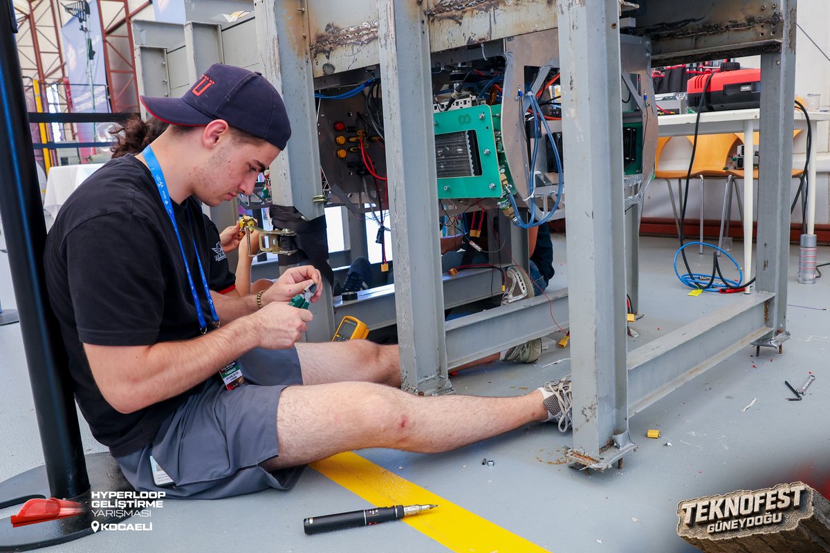 teknofest's tweet photo. “Biz Yaptık!” derken tam olarak şu halimizden bahsediyoruz. 😎

🚄 Hyperloop Geliştirme Yarışması | #TEKNOFEST2026 | Kocaeli 🚀 https://t.co/YH6G3IZItc