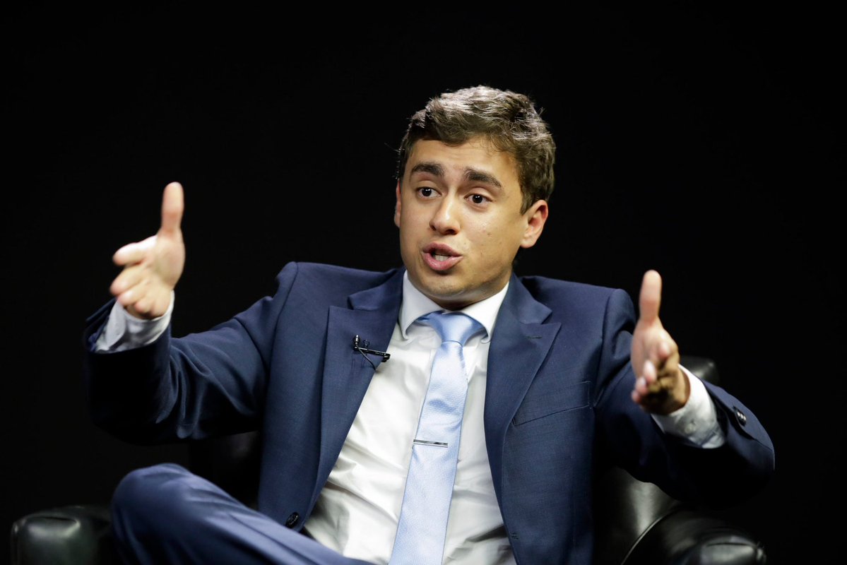 ojornaleirobr's tweet photo. Pedido de prisão preventiva contra Nikolas Ferreira chega ao MPF.

Pedro Rousseff e Henrico Barboza, candidatos do PT em Minas, acionaram o Ministério Público Federal após Nikolas divulgar como verdadeiro um relatório falso atribuído à Polícia Federal.

O documento dizia que a PF não havia encontrado indícios de crime nas conversas do deputado com Daniel Vorcaro.

Só que a própria Polícia Federal negou a autoria do relatório — que ainda apresenta sinais de ter sido produzido ou manipulado com inteligência artificial.

A defesa de Nikolas afirma que ele recebeu o material de terceiros, acreditou que fosse verdadeiro e apagou a publicação quando soube da falsificação.

Agora a discussão saiu da timeline e foi parar no MPF.