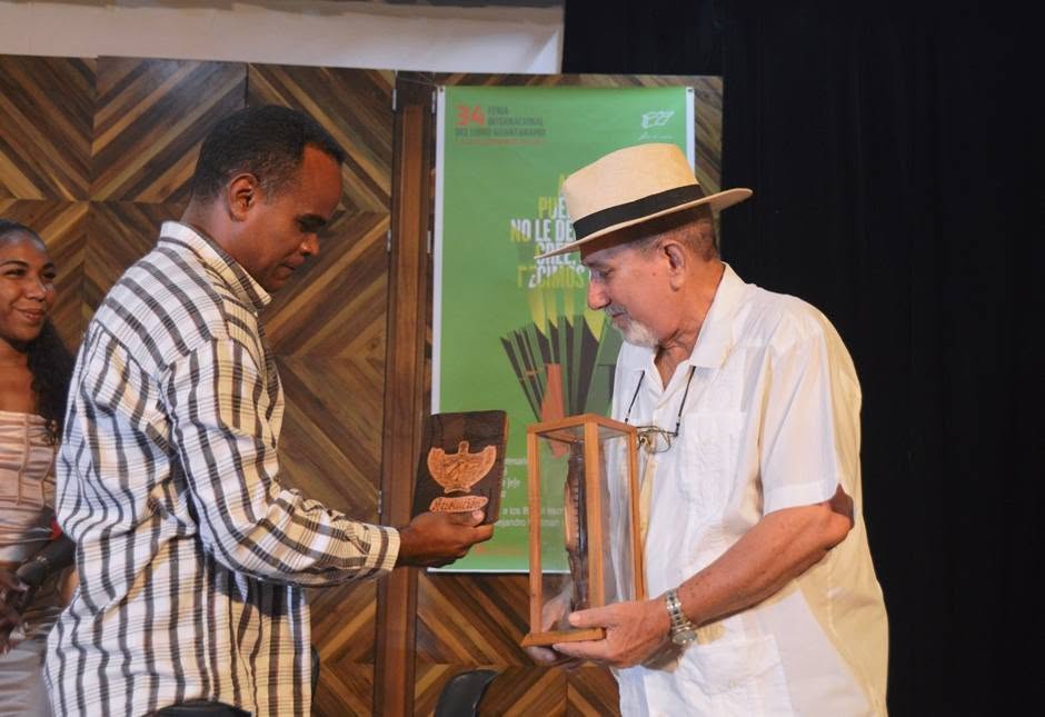 AlisAzahares's tweet photo. El Gobierno provincial del #PoderPopular entregó la réplica del Cemí de Gran Tierra de Maisí, símbolo de la provincia de #Guantánamo, al investigador, historiador, promotor cultural y profesor Alejandro Hartmann, director de la Oficina del Conservador e Historiador de #Baracoa. https://t.co/f2bWJSv8Iq