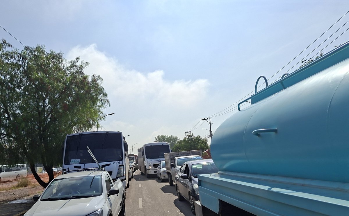 MrSerranito7's tweet photo. 50 minutos atorado en esta otra via por los Héroes en #ElMarques y todo por el pinche semáforo, no hay tránsitos porque simplemente te vale madre @RodMonsalvoC @mpio_El_Marques YA BASTA CABRONES! Si quieren aun con la obra el tránsito se puede agilizar, pero no saben! https://t.co/OI1voMltR9