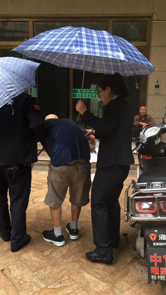 bisca630579's tweet photo. A stranger held the door for me in the rain today—small act, huge warm feeling. People are good. https://t.co/8vG097rSXG