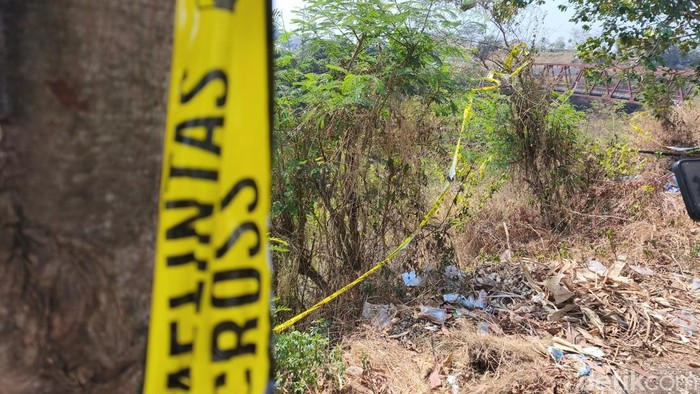 LambeSahamjja's tweet photo. sedih banget denger beritanya:
- ditemukan kerangka manusia di jurang jalan tol daerah jangli kota semarang
- polisi menduga itu mozza axillia gunarsa yang hilang lebih dari setahun lalu
- ciri pakaian dan tinggi badannya cocok sama mozza
- tapi polisi masih ambil sampel dna buat memastikan
- mozza umur 18 tahun asal gebugan bergas kabupaten semarang
- dia hilang sejak rabu 25 juni 2025
- waktu itu pamit ke ayahnya mau nganter temannya bernama ayu ke dekat kodam
- alasannya buat mengembalikan laptop
- tapi setelah itu tidak ada kabar lagi
