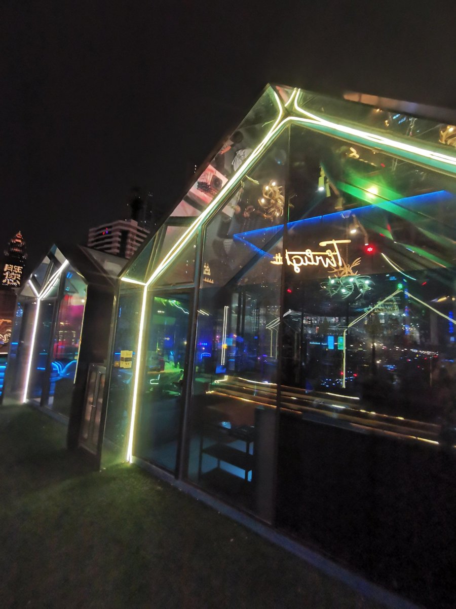 alisx786272's tweet photo. Tried the new immersive rooftop VR café tonight—sipped matcha while exploring a tropical island, game changed! ， https://t.co/ND7wcNFIxO