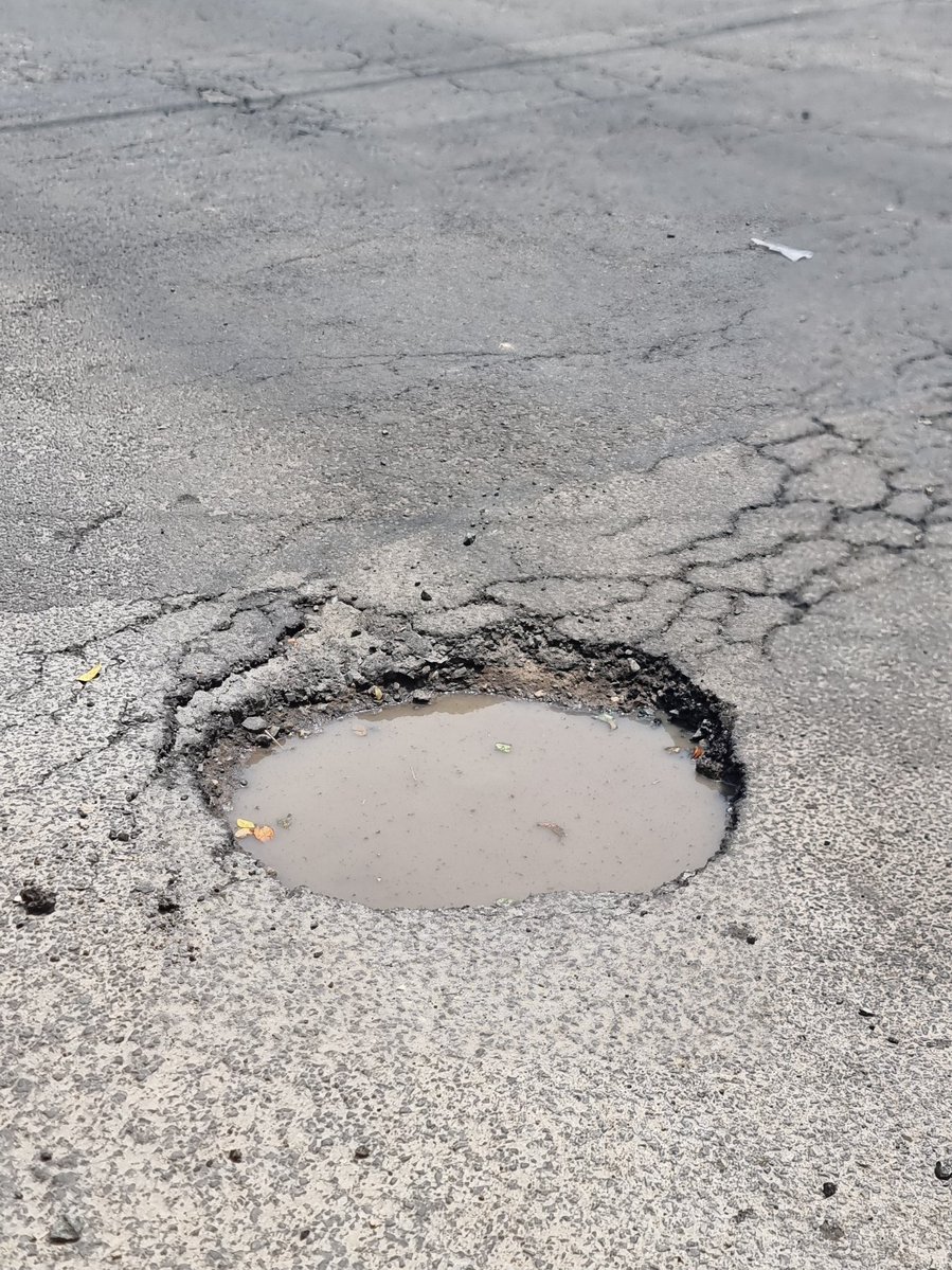 torobet24's tweet photo. Hola, buenos días. 
⚠️ Para levantar reporte de éste bache que se encuentra sobre Avenida Acueducto #3061-B, casi a su cruce con Valle de Bravo. Colonia Jardines del Valle. Afuera de una tienda de abarrotes. 
@ServiciosZap @Linea_Zapopan @JardDelValle https://t.co/pRbcTOHudK