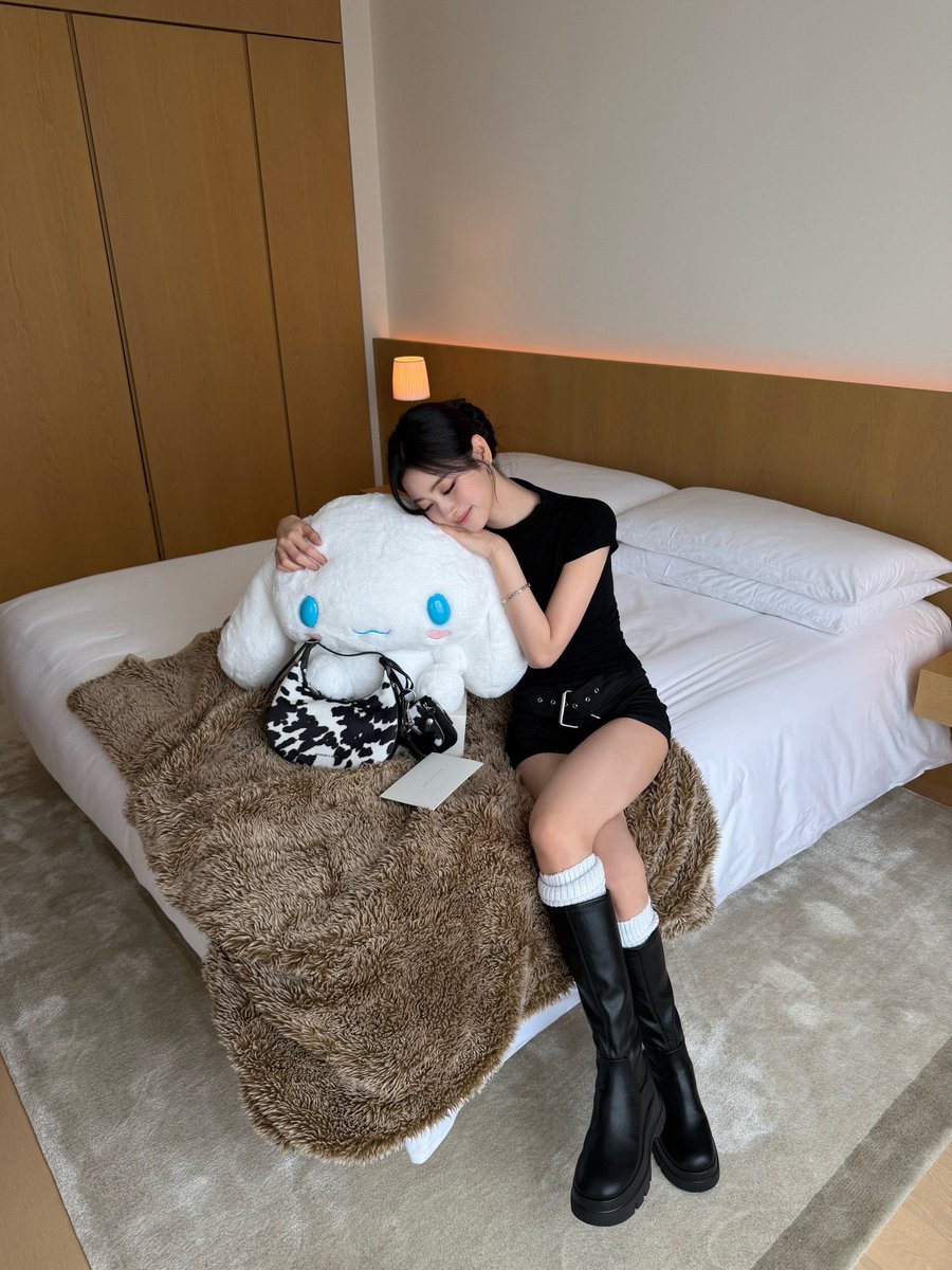 meovv_you's tweet photo. 260904 #안나 인스타그램🩷 https://t.co/cEU1C6yQsp