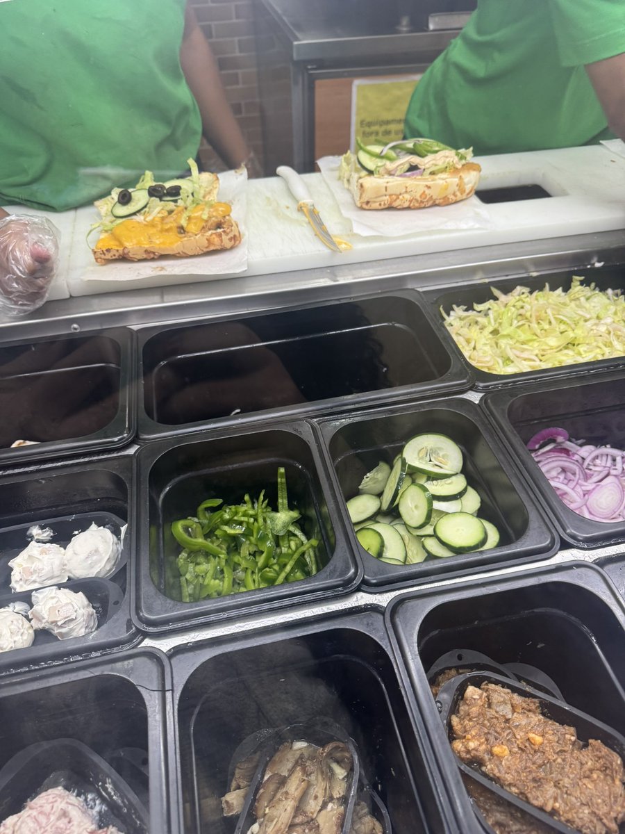 eu1926's tweet photo. @SubwayBrasil Oi @SubwayBrasil vc tem que ver melhor as lojas franqueadas, fui em uma loja na Rua Frederico Méier, Meier RJ que não tinham vários itens como Queijo (só tinha cheddar), tomate, picles, alguns pães e não tinha nem copo, pedi salada não tinha tigela, olha a NF pela metade https://t.co/gD35PEtbSs