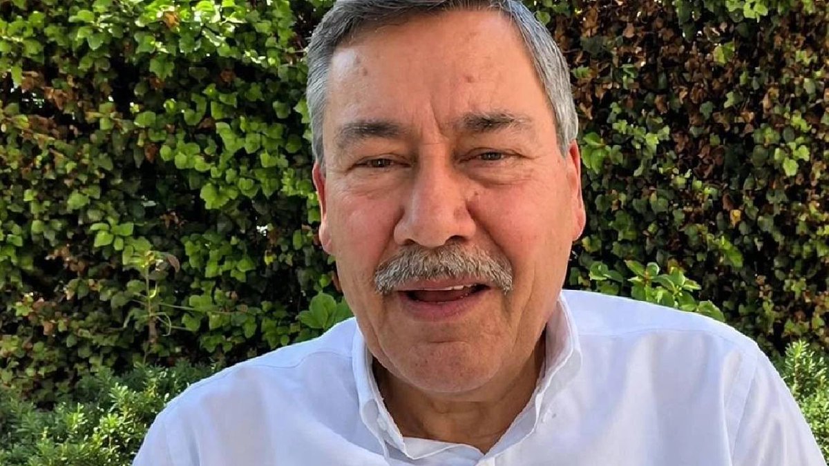 ckayacanan's tweet photo. Melih Gökçek bugün ifade verdikten sonra:

“Çekirge bir sıçrar derler. Ben 500 sefer sıçradım.”

Vallahi bu cümleyi biz kursak hakaret sayılırdı. :)

Madem kendisi söyledi, biz de soralım:

Bir belediye başkanı hakkında nasıl 500 soruşturma açılır ve 500'ünden de “sıçrayarak” çıkar?

Belki asıl araştırılması gereken budur.