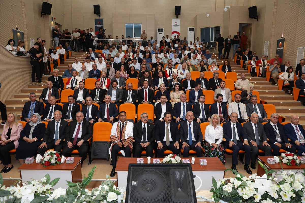 AbdulkadirOzl's tweet photo. Güçlü Türkiye’nin yolu; üretimden, sanayiden, ihracattan ve ekonomiye yön veren güçlü vizyondan geçiyor.

Türkiye’nin üretim ve ihracat gücüne önemli katkılar sunan, sanayimizin öncü isimlerinden Sayın Fuat Tosyalı’nın akademik dünyamız tarafından fahri doktora unvanıyla onurlandırıldığı anlamlı programa katıldık.

AK Parti Genel Başkan Yardımcımız, Hatay Milletvekilimiz Sayın Hüseyin Yayman ile birlikte, İskenderun Teknik Üniversitesi tarafından düzenlenen 2. Uluslararası Demir ve Çelik Sempozyumu ve Sayın Fuat Tosyalı’ya Fahri Doktora Takdim Töreni’ndeydik. 

Türkiye Yüzyılı hedeflerimiz doğrultusunda; daha çok üreten, daha çok ihraç eden ve ekonomisini daha da büyüten güçlü Türkiye için çalışmaya devam ediyoruz.