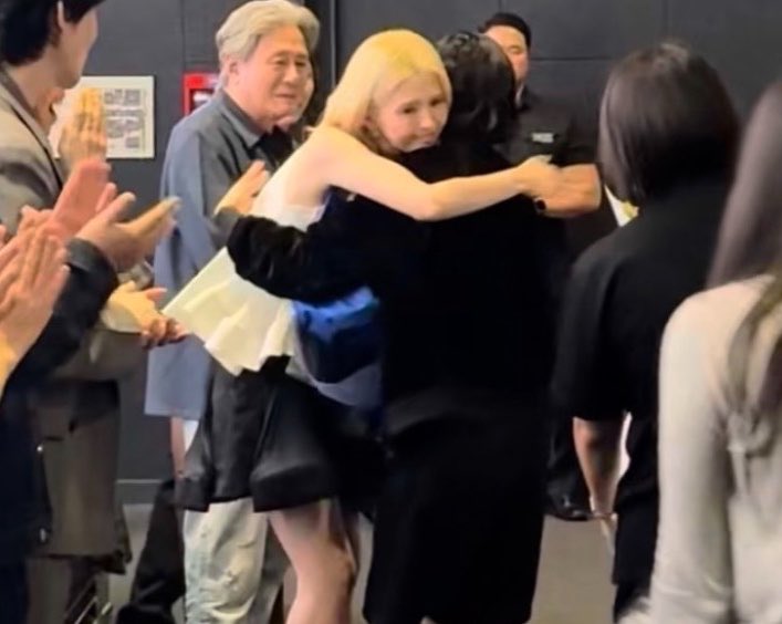 4evaSohee's tweet photo. Nana also came to support han sohee at ‘the intern’ vip premiere she also bought bouquet for Sohee too🥰🥹 https://t.co/RB5TGUZ1bv