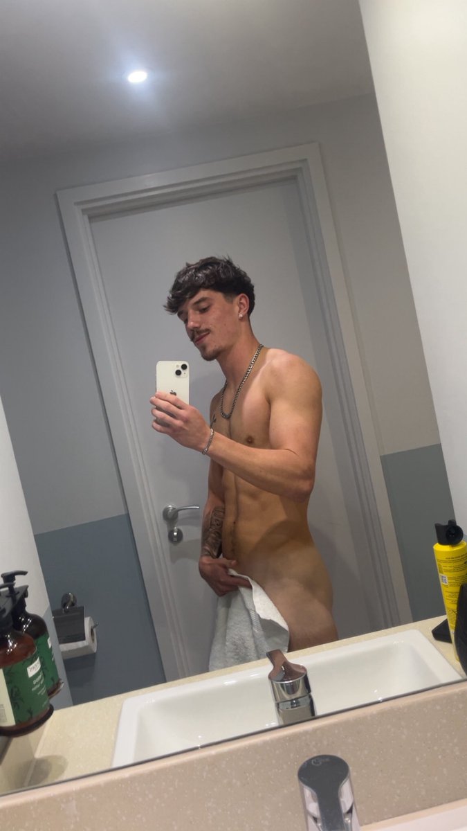 supo103's tweet photo. first 5 comments get too see what’s under the towel 😈 https://t.co/v4jfq4iXUL