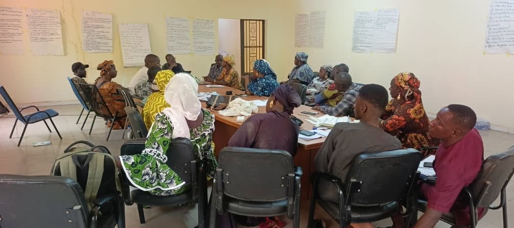 SAAMali35743964's tweet photo. Ségou | SAA Mali renforce les capacités des agents agricoles à travers une formation de formateurs sur le compostage, le labour minimum et le semis sans labour, dans le cadre de la composante CRAS.
#SAA #CRAS #AgricultureRésiliente https://t.co/CxZqjoCLlx