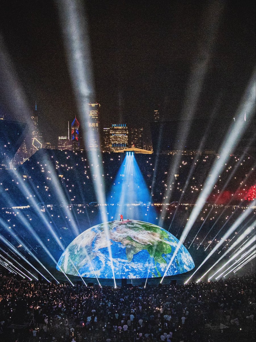 JoshuaMellin's tweet photo. 🌎 Ye at Soldier Field #Chicago stage production https://t.co/PlyqBjdASf https://t.co/ErZsq7RX1f