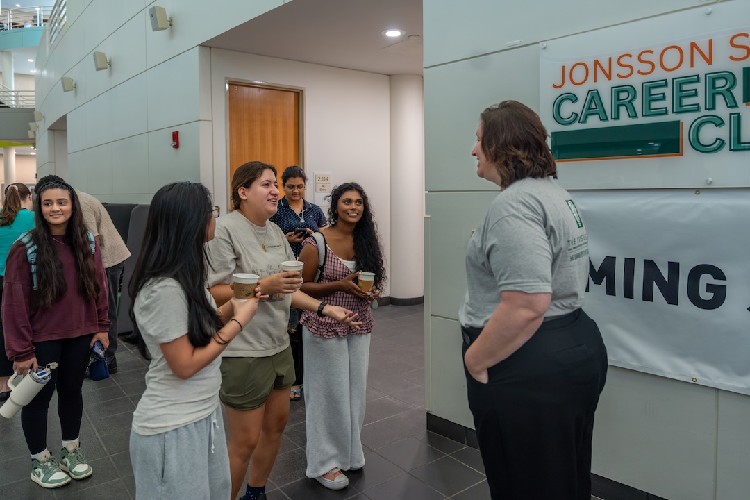 UTDJonsson's tweet photo. Coffee, conversations and career advice!

Our new students got to connect with Career Services during Welcome Week, ask questions and get a head start on their career journey. 
 
#UTDallas #JonssonSchool #WelcomeWeek #Comets https://t.co/2bQz6pUIen
