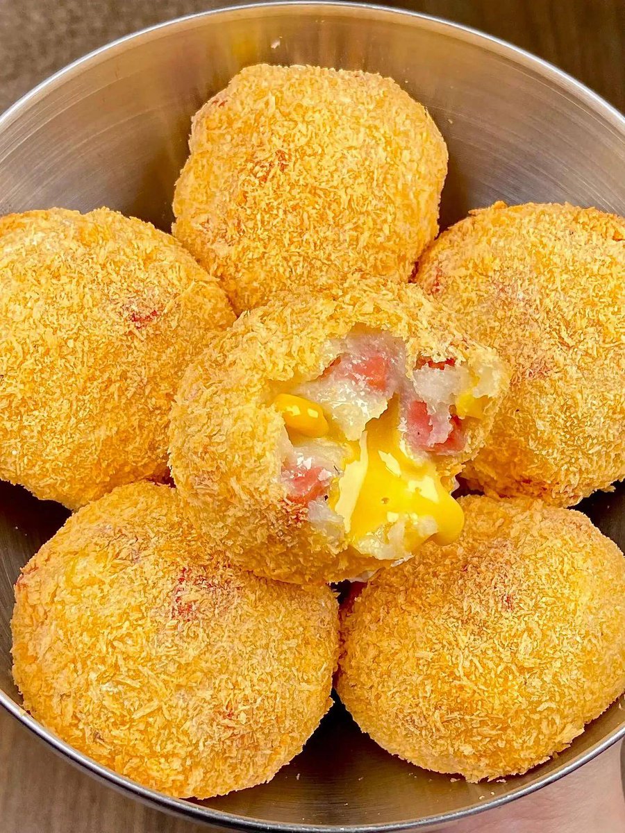 BettyeSteuart's tweet photo. Just tried fluffy Korean corn dog with melted cheese center and tangy mustard dip—total crispy-savory comfort bomb that hit all the right spots! ， https://t.co/hVxpeGKbbQ