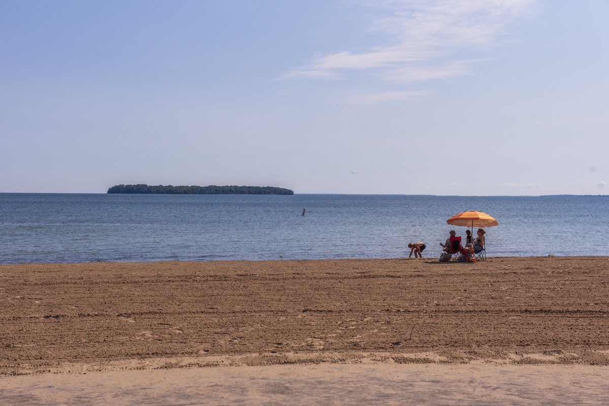 townofinnisfil's tweet photo. Enjoy the long weekend! ☀️ With school back next week, please slow down, watch for school buses, and keep little learners safe.

📌 Innisfil Town Hall will be closed Monday, September 7 for #LabourDay. For urgent after-hours service, call 705-436-3710 and follow the prompts. https://t.co/91k367AgZk