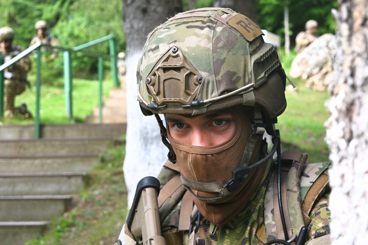 emgfa_oficial's tweet photo. O Pelotão de Reconhecimento que integra a força portuguesa em missão na Roménia participou, entre 24 de agosto e 4 de setembro, no exercício “Summer Camp”, nas montanhas dos Cárpatos ⚔️

Mais sobre https://t.co/A5uhz5LwDu

#ForçasArmadasPortugesas #9FNDROU #WeAreNATO https://t.co/BqrndDDqZK