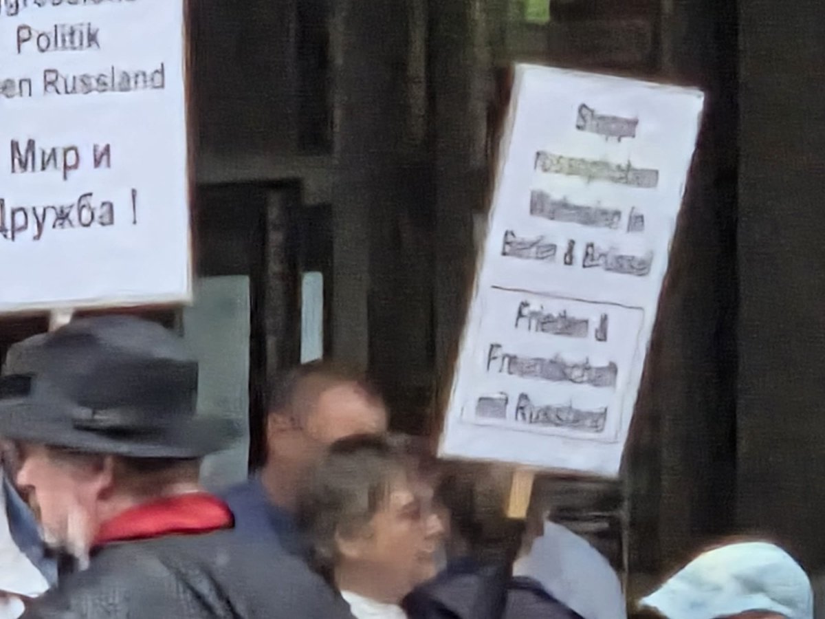 Sunnymica's tweet photo. "Stoppt russophoben Wahnsinn in Berlin und Brüssel", schreiben sie auf ihre Schilder und dann ihr verlogenes "Frieden & Freundschaft mit Russland" - mit dem Aggressor, der unser Land mit nachweislich mit Sprengstoffdrohnen angreift.

Die Polizei in Berlin hat die genehmigte Dauerkundgebung unserer Gruppe des Platzes verwiesen.

Stattdessen hat sie denen den Platz freigeräumt, die KPD-Fahnen mit Sowjet-Emblem vor sich hin tragen und uns verhöhnen.