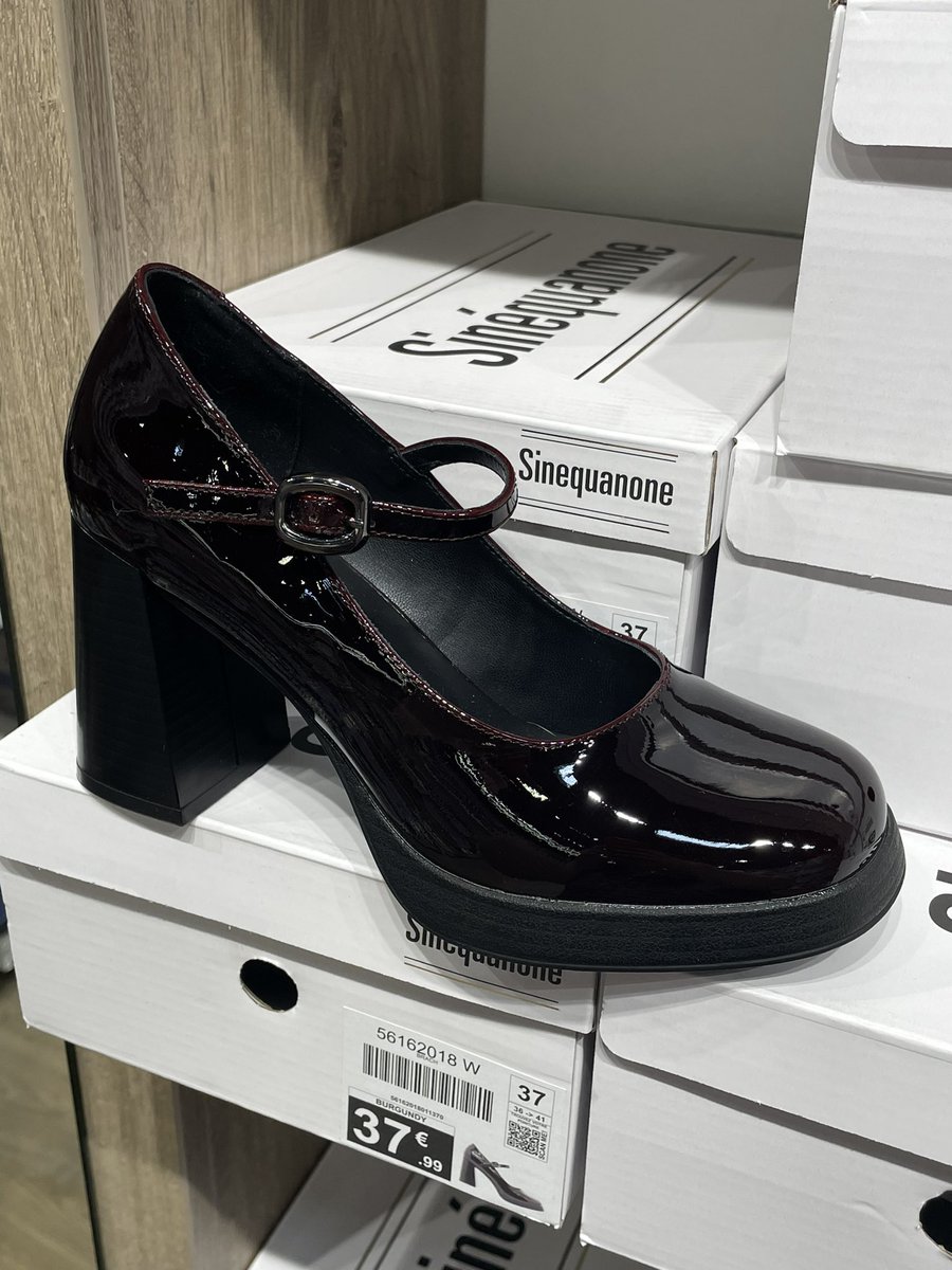 _xanarchia's tweet photo. les copain.e.s si vous cherchez de jolies chaussures à talons allez à chaussea jss tombée grv amoureuse, guettez les paires https://t.co/ItCZ5hzHE6