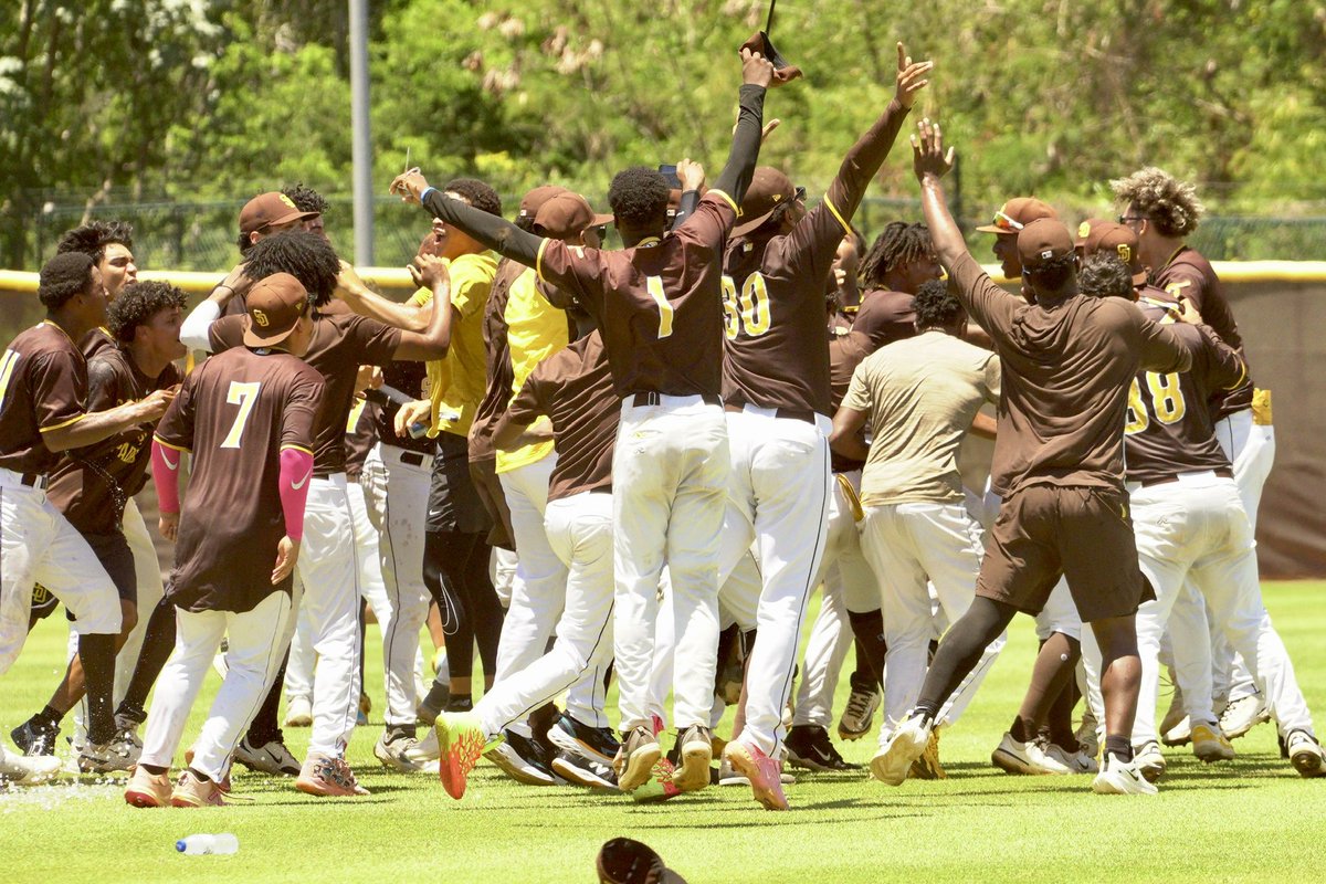 calvo_raul's tweet photo. Los Padres Gold se convirtieron en la quinta organización en lograr campeonatos consecutivos en la DSL desde que los Rangers de Texas lo hicieron en 2013 y 2014. https://t.co/3mognihhCt