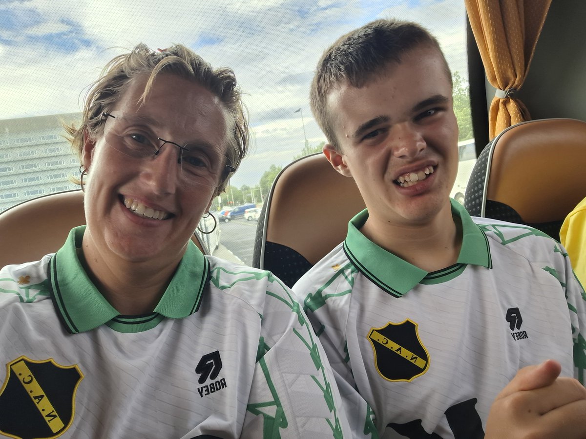 BaJoDiToCo's tweet photo. Op naar RKC - NAC te gaan. We zijn klaar voor de overwinning!! Hebben net de spelers uitgezwaaid 🎉🎊 Ervaring bij RKC is helemaal prima met #Dion. Dus dat gaat helemaal goedkomen!! #NACPraat

💛🖤
#ZVGKind
#ZieHun https://t.co/awMZjHQGQk
