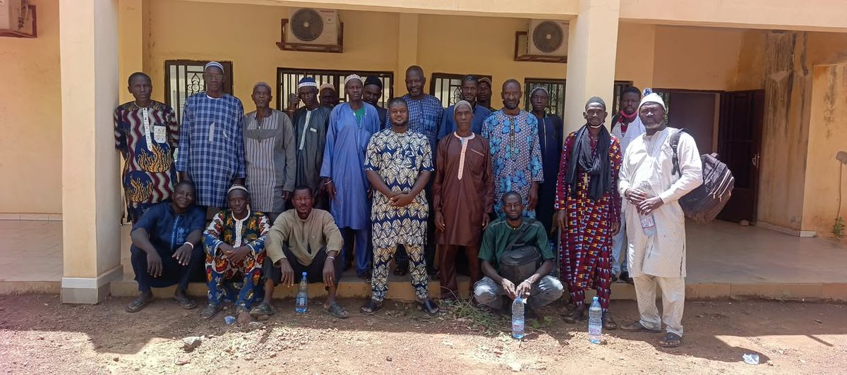 SAAMali35743964's tweet photo. SAA Mali renforce les capacités des facilitateurs communautaires (CBFs) de Sirankoro, Guéssébougou et Samanko sur les techniques d’apprentissage des adultes, pour mieux accompagner les producteurs.

#SAA #CRAS #Agriculture https://t.co/CfUsoVXN90