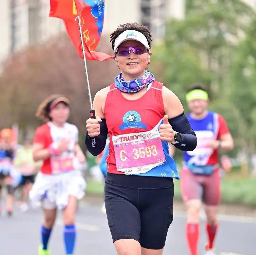 camig314146's tweet photo. Today I crushed my own record at the half-marathon—10 mins faster than last year. No shortcuts, just grit and one step after another. （今日我刷新了半程马拉松个人纪录——比去年快了10分钟。没有捷径，唯有毅力与一步步向前。） https://t.co/KBp2zfy4gw
