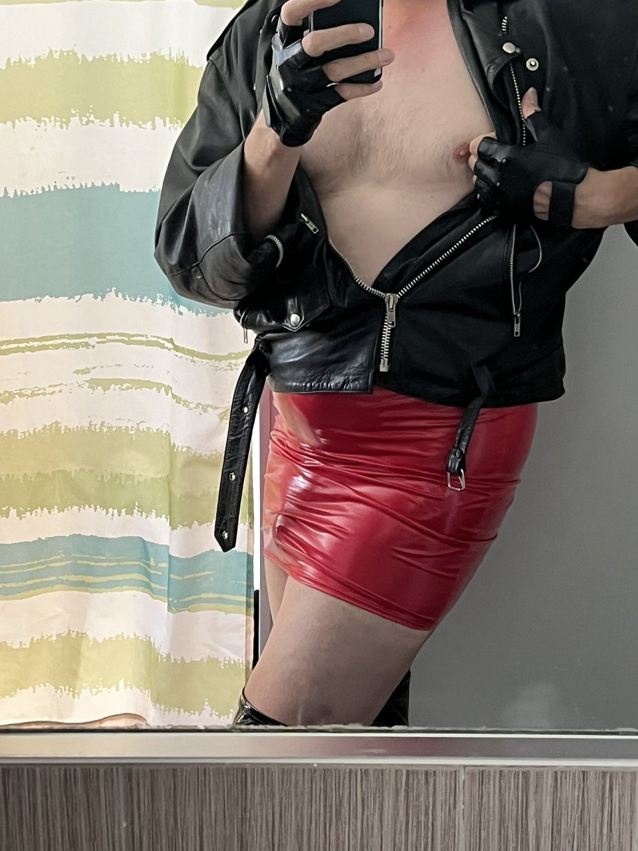 glamlatexdaddy's tweet photo. Rocker gay look @glamlatexdaddy Do I turn you on? #crossdressingmodel #rockerladyslut #glovesfetish #redlatexskirt #BiGayDaddy https://t.co/w22KpPolL8
