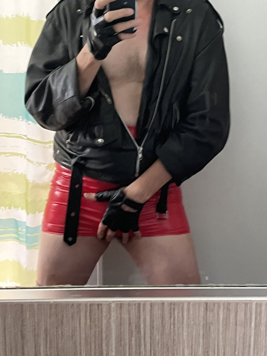 glamlatexdaddy's tweet photo. Rocker gay look @glamlatexdaddy Do I turn you on? #crossdressingmodel #rockerladyslut #glovesfetish #redlatexskirt #BiGayDaddy https://t.co/w22KpPolL8