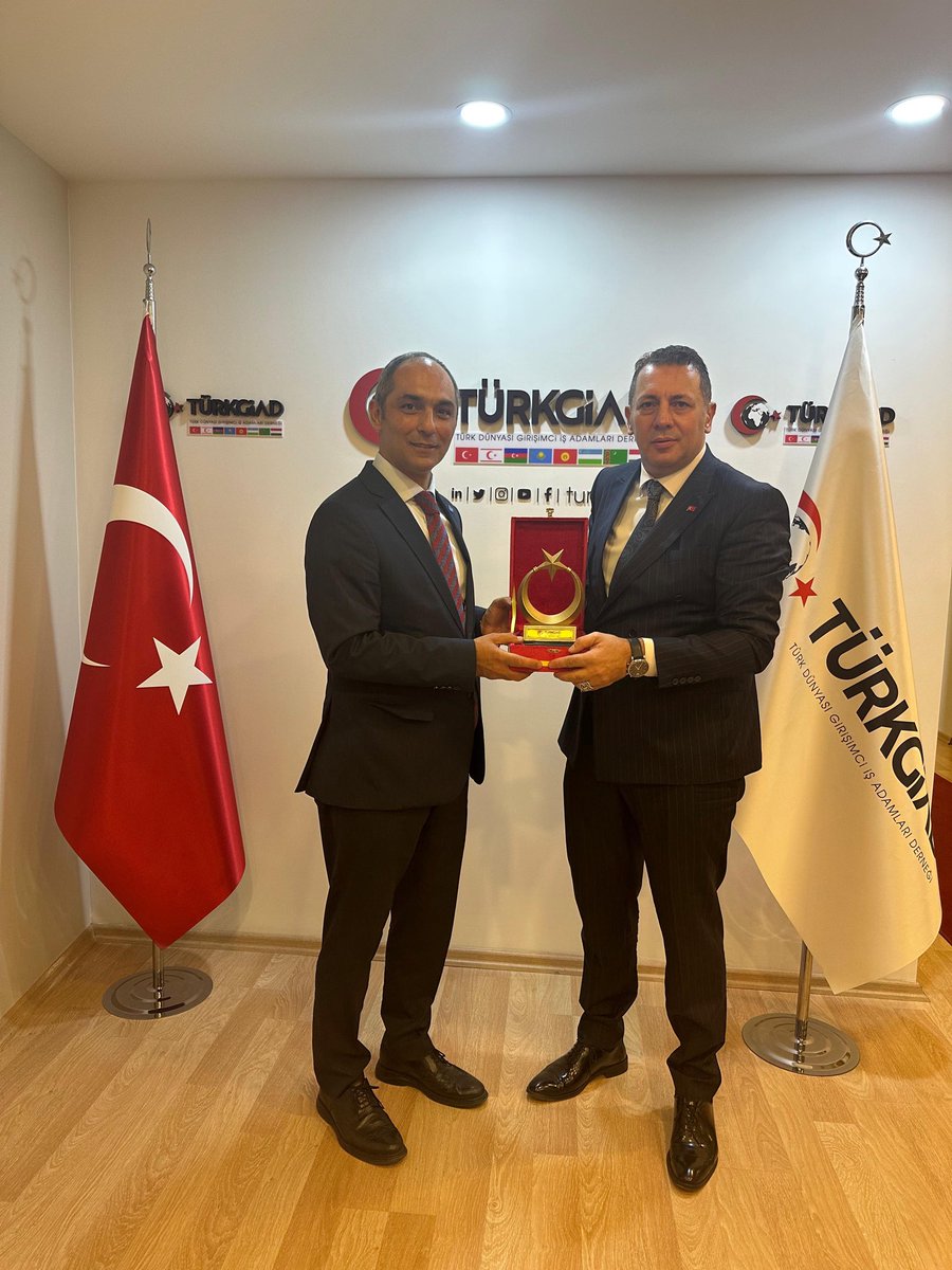 istanbuldadeva's tweet photo. 📍 TÜRKGİAD Ziyareti

DEVA Partisi İstanbul İl Başkanlığı olarak, TÜRKGİAD Genel Başkanı Sayın Ali KÜLÜNK’ü makamında ziyaret ettik.

Türk dünyasıyla ekonomik ve ticari ilişkilerin geliştirilmesi, girişimciliğin desteklenmesi ve ortak çalışma alanlarının güçlendirilmesi üzerine verimli istişarelerde bulunduk.

Ziyaretimizde DEVA Partisi İstanbul İl Başkanımız Sayın Ali Hakan AĞAOĞLU’na;

İl Başkan Yardımcılarımız;
🔹 Elatra KARAL
🔹 İsmail ÖZCAN
🔹 Nuri BEĞENDİK

🔹 Beşiktaş İlçe Başkanımız Mustafa AKGÜN

eşlik etti.

TÜRKGİAD Genel Başkanı Sayın Ali KÜLÜNK’e nazik ev sahipliği için; Genel Sekreter Sayın Ahmet KOÇ’a ve kıymetli yöneticilerine misafirperverlikleri ve katkıları için teşekkür ederiz.

Türk dünyasıyla bağlarımızı güçlendiren, ekonomik ve sosyal iş birliklerini geliştiren her çalışmayı önemsiyor; ortak akıl ve güçlü iş birliğiyle ülkemiz adına üretmeye devam ediyoruz.
@turkgiadresmi @turkgiad 
@Alikulunk