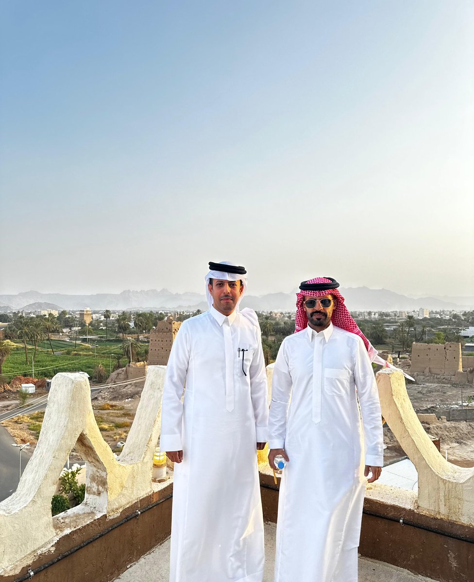 Samhar_palace's tweet photo. سعدنا اليوم بزيارة الإخوة الكرام النقيب / تركي بن نايف ال معمر  والأستاذ /صقر بن حسين ال معمر 
والأستاذ/ نايف بن ظافر ال فهاد في قصر ال عامر التاريخي #قصر_سمهر  #نجران_الآن https://t.co/Rjk0xJCuti