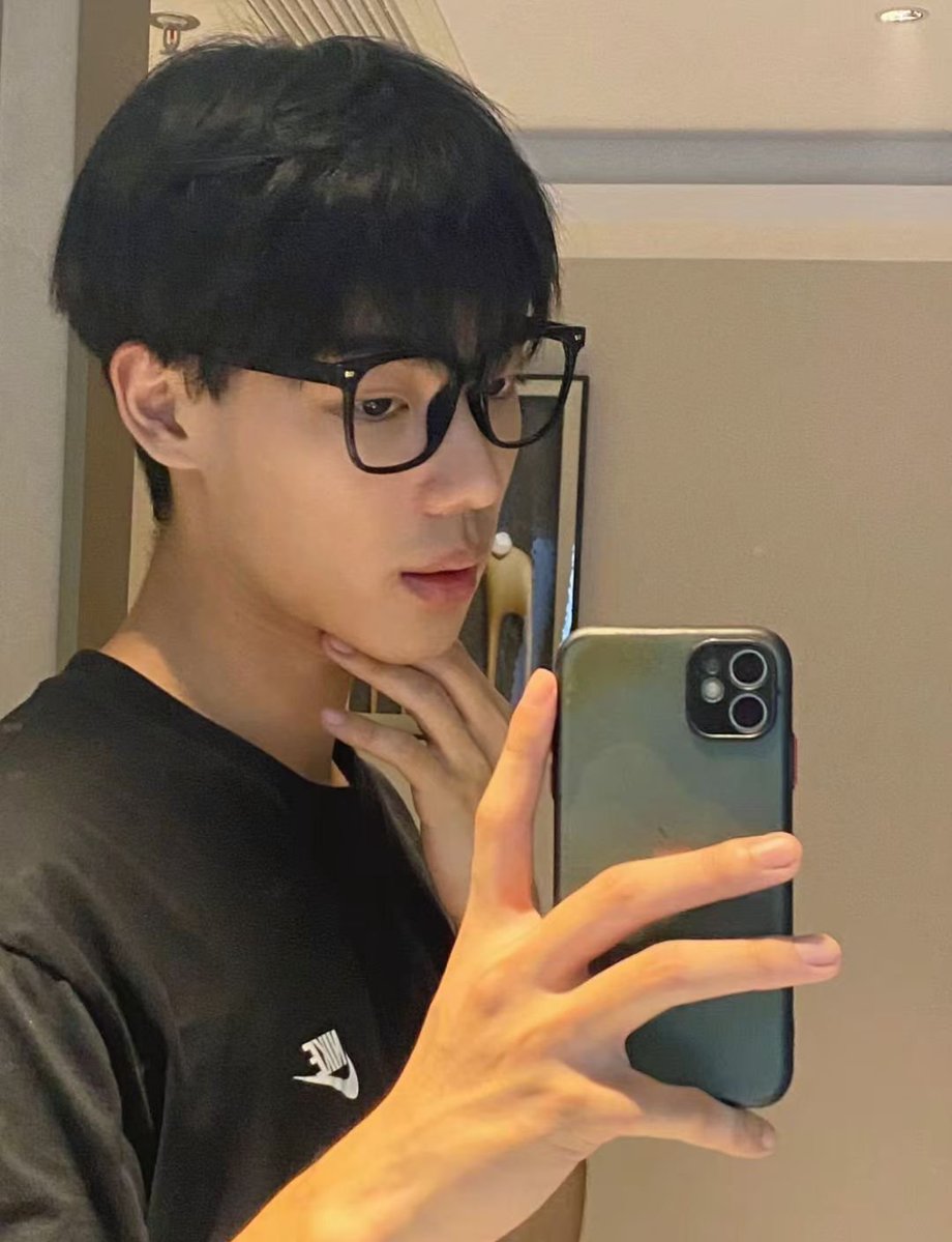 yeeen95r's tweet photo. 都睡了吗，我要发那个了 https://t.co/qaTpYHwsOq