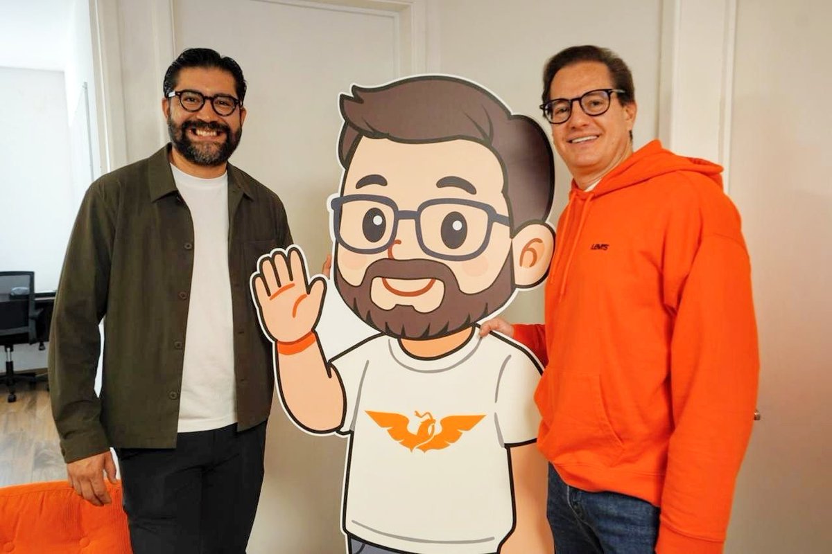 Chertorivski's tweet photo. ¡Muchas felicidades queridísimo @Royfid! 🎉 Que haya mucha salud, para ti y tu familia y sigamos trabajando para arreglar esta Ciudad y para que nuestro país tenga un verdadero Sistema de Cuidados. 
Un abrazo. https://t.co/uQ0GCEOrb5