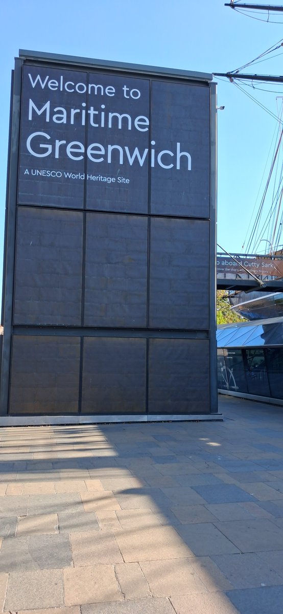 D4RCEdiaries's tweet photo. DLR, Cutty Sark and G.M.T. (International time zone) https://t.co/3SGsYPUWbN