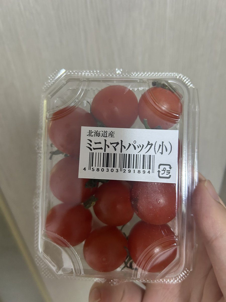 mii29ta01's tweet photo. 深夜に3日連続トマト1パック食っとるww
健康に良いし最強やんと思ったら黒く腐った個体出てきて食欲失せたwww

そして深夜1時にお隣さんのツイキャス見に行って、
うるさいかもしれないんですけど今からシャワー浴びても大丈夫ですかね
ってコメントで近所迷惑にならないか確認取るイカれた夜🌉 https://t.co/t0WewoaELE
