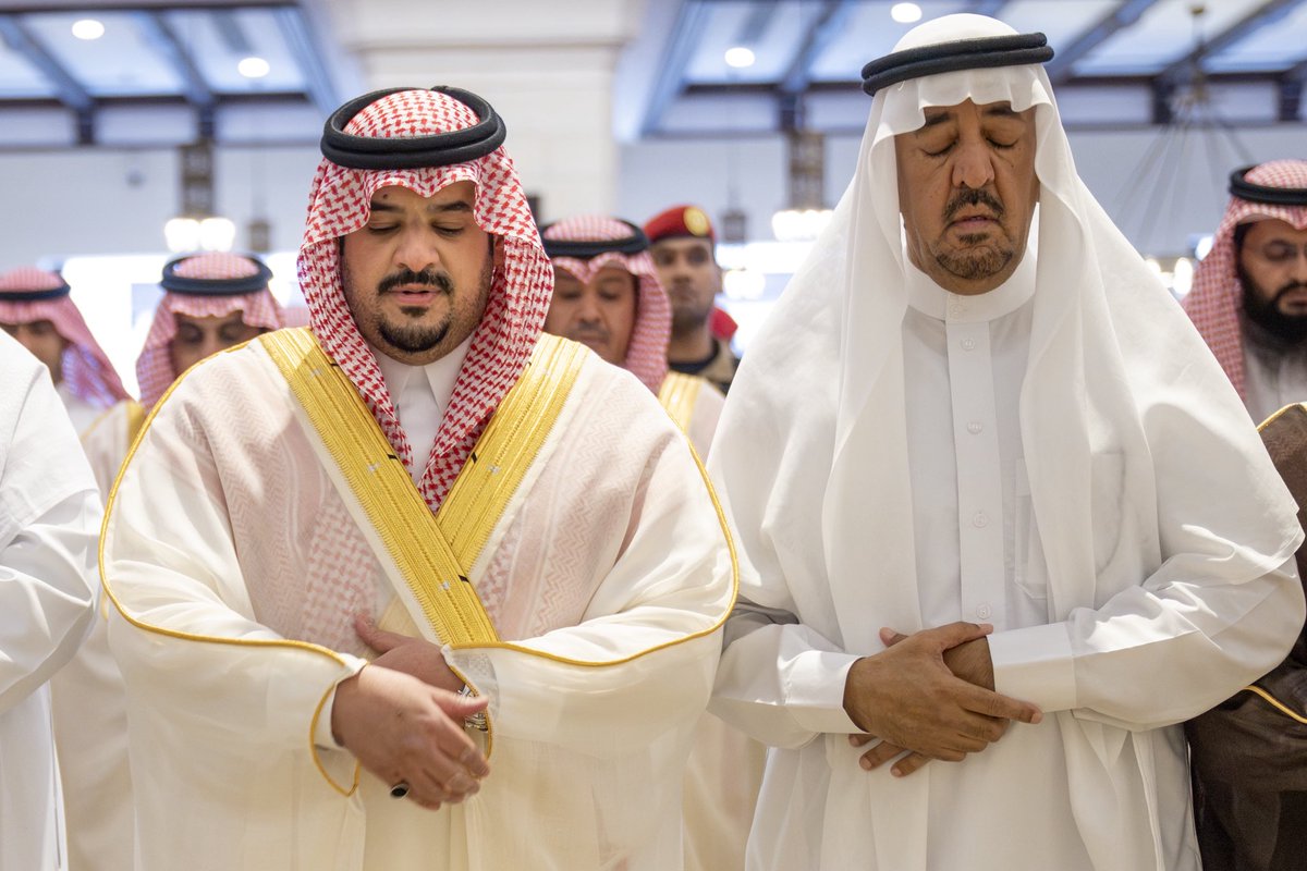 mohammedal_saud's tweet photo. أدى صاحب السمو الملكي الأمير
#محمد_بن_عبدالرحمن_بن_عبدالعزيز
نائب أمير منطقة #الرياض
عقب صلاة العصر اليوم صلاة الميت
على نايف بن عبدالرحمن بن نايف الدويش
رحمه الله وذلك في جامع الراجحي
بمدينة الرياض وعقب الصلاة قدم سموه
العزاء لأمير الفوج الواحد والعشرين بوزارة
#الحرس_الوطني محمد بن عبدالرحمن الدويش
ولذوي الفقيد، سائلًا الله العلي القدير أن
يتغمده بواسع رحمته ويسكنه فسيح جناته
