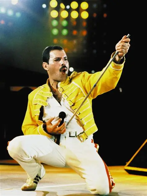 DavidPraDino's tweet photo. #aDayLikeToday by #EraDinosaurio
1946 Hoy cumpliría años un músico famoso por haber sido el pianista y front man de Queen
Descanse en paz Freddie Mercury a quien recordaremos  el próximo domingo al mas puro estilo del dinosaurio
#FreddieMercury #Queen https://t.co/bkYBTmwxjO