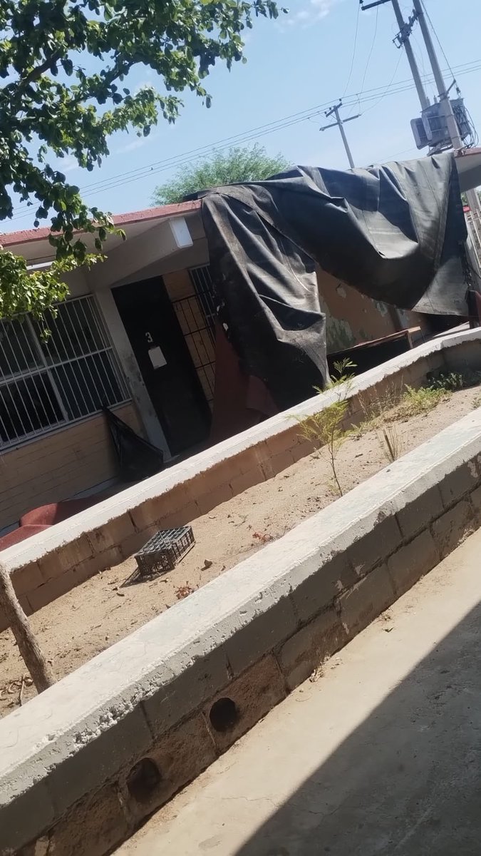 Karina_BarrazaV's tweet photo. Oye, @SECSonora @AlfonsoDurazo, dejaré esto por aquí, aunque ya tienen múltiples reportes.

Qué preocupante y lamentable las condiciones en las que se encuentra la Secundaria General “Luis Donaldo Colosio”, en la colonia Las Isabeles.

UNA SEMANA de clases y así están. No por nada, madres y padres de familia anunciaron que cerrarán la escuela el próximo lunes.

Piden la presencia de @cepcsonora para atender esta situación.

Por cierto, si tienen más casos como este, agradeceremos que nos los hagan llegar, por favor.