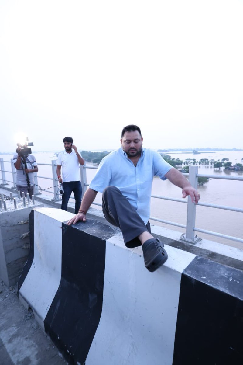 bhaskar_ojas's tweet photo. नेता प्रतिपक्ष @yadavtejashwi जी ने राघोपुर का दौरा कर बाढ़ की स्थिति का जायजा लिया, उन्होंने बाढ़ प्रभावित इलाकों का निरीक्षण किया और लोगों से मुलाकात कर उनकी समस्याएं जानीं।

#BiharFloods https://t.co/oxIWFRXb8x