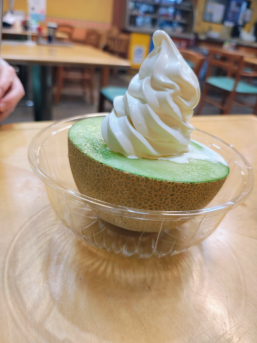 krtm0123's tweet photo. 確かに「メロンソフトクリーム」頼んだのよ
なんか、思ってたのと違うんよ😂 https://t.co/vPe3oKBOQa