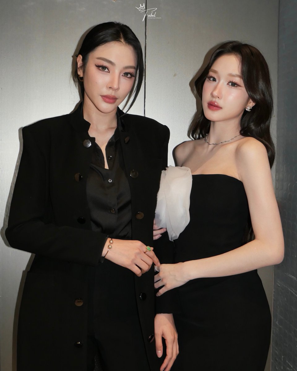 FFabel_Ent's tweet photo. THE NIGHT STARTS WITH THE LOOK. 🖤
FAYE × ATOM, all glammed up.

FAYEATOM PRAEW AWARDS PARAGON
#SiamParagonxPraewxFayeAtom
#FayeAtom #FayePeraya #AtomPariya
#FabelEntertainment https://t.co/qqR2IlPWNY