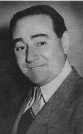 TOPRAK_2_'s tweet photo. DEMOKRAT PARTİ DÖNEMİ     
Bugün takkeli iktidarı görünce,
Adnan Menderes dönemi daha iyi anlaşılıyor.
Alın size bazı başlıklar.
++ 
16 Haziran 1950- DP iktidarının ilk icraatı, Türkçe okunan ezanın tekrar Arapça okunmasını sağladı. 
5 Temmuz 1950- Radyodan dini program yayın yasağı kaldırıldı.
3 Aralık 1950- Arap harfleriyle eğitim yapan dershanelere izin verildi.
8 Ağustos 1951- Hükümet, Halk Evleri’ne el koydu.
9 Ekim 1951- Devlet iç borçları 2 milyar 565 milyon liraya yükseldi.
4 Kasım 1951 - İlkokulların ders programlarına din dersi konuldu.
5 Haziran 1952 - Lozan Antlaşmasına göre Fener Rum Patrikhanesi’nin başındaki kişinin Türk vatandaşı olması gerekir. Bu ilke ilk kez ABD’den uçakla gönderilen Athenagoras’ın Türkiye’ye sokulması ile ihlal edildi. Başbakan Menderes Athenagoras’ı ziyaret etti.
8 Ekim 1952 - Balıkesir’e giden CHP lideri İnönü’yü Vali kent dışında karşılayarak, kente girmemesini, girerse olaylar çıkabileceğini ve kendisinin sorumluluk almayacağını belirtti. İnönü gezisinden vazgeçti.
24 Aralık 1952 – Anayasada bulunan Türkçe kelimler yerine Osmanlıca kelimeler kullandı. Bakanlık yerine Vekalet kullanılmaya başlandı. Genelkurmay Başkanlığı’nın adı “Erkan-ı Harbiye-yi Umumi Reisliği” şeklinde değiştirildi ).
21 Ocak 1953 - Petrollerimizin işletilmesiyle ilgili ilk anlaşma bir ABD şirketiyle yapıldı.
21 Temmuz 1953 - Profesörlerin politika ile uğraşmalarını yasaklayan kanun kabul edildi.
27 Ocak 1954 - Köy Enstitüleri kapatıldı.
7 Mart 1954 - Petrol işletmeciliğini yabancı sermayeye açan ve MaxBall adlı bir yabancının hazırladığı Petrol Yasası Meclis’te kabul edildi.
8 Mart 1954 - Basını sıkı kontrol altına alan ve basın suçlarına yönelik cezaları yükselten Basın Kanunu kabul edildi. Hakaret suçuyla yargılananlara iddialarını mahkemede ispat hakkı tanınması isteği reddedildi.
2 Mayıs 1954 -  GENEL SEÇİMLER YAPILDI. 
Oyların %57,6’sını alan Demokrat Parti 503 sandalye kazanırken, %35,4 oy alan CHP sadece 31 milletvekili çıkarabildi.
++ 
30 Mayıs 1954 - Osman Bölükbaşı’nı seçen Kırşehir, ceza olarak il olmaktan çıkarılıp ilçe yapıldı. 
14 Haziran 1954- Seçimlerde CHP’ye oy veren Malatya ceza amacıyla bölünerek Adıyaman ili kuruldu.
21 Haziran 1954- Demokrat Parti kendi kadrolarını kurmak için devlette tasfiyeye yöneldi. 
7 Ağustos 1954- Millet gazetesi sahibi Fuat Arna, Adnan Menderes’e hakaret ettiği için tutuklandı.
18 Ağustos 1954- Millet gazetesi yazarı Nurettin Ardıçoğlu ile yazı işleri müdürü Hüsnü Söylemezoğlu gazetede çıkan bir yazıdan dolayı 7’şer ay hapis cezasına çarptırıldılar.
23 Eylül 1954 - Hüseyin Cahit Yalçın, Cemal Sağlam, İbrahim Cüceoğlu hapis cezası aldılar.
1 Aralık 1954 - Hüseyin Cahit Yalçın, Hükümetin hakaret ettiği gerekçesiyle. 26 ay hapse mahkûm edildi ve 79 yaşında hapse girdi.
8 Nisan 1955 – Döviz bulunamadığı için kahve ithalatı yapılamadı. İstanbul’da hane başına 100 gram kahve dağıtımına başlandı. Kahve alanlar, muhtarların hazırladığı listeleri imzaladı.
20 Mayıs 1955 - Akis dergisi yazı işleri müdürü Cüneyt Arcayürek tutuklandı.
23 Haziran 1955 - Hükümete muhalif Akis Dergisi’nin yazı işleri müdürü Cüneyt Arcayürek “Hükümetin nüfuzunu kıracak neşriyat yapması ve bu suçu işlemekte devam etmesi ihtimalinin bulunması” gerekçesiyle 6 ay hapis cezasına çarptırıldı.
20 Temmuz 1955 - Polis CHP Isparta İl Kongresini dağıttı. Kasım Gülek kürsüden indirildi.
5 Ağustos 1955 - Karadeniz gezisine çıkmış olan CHP Genel Sekreteri Kasım Gülek, Sinop’ta tutuklanarak İstanbul’a getirildi ve bir gün hapiste kaldı. 
5 Eylül 1955 - Ekspres Gazetesi’nde Atatürk’ün Selanik’teki evine bomba atıldığı haberi yayınlandı.
6 Eylül 1955 - Atatürk’ün evine bomba atıldığı haberi üzerine, çok önceden planlanan gösteriler, kısa zamanda Rum vatandaşların işyeri ve evlerine yönelik yağmaya dönüştü. 
7 Eylül 1955 -  Hükümet bu olayları muhaliflerinin üzerine yıkmak, onlardan da kurtulmak amacıyla olayları komünistler tezgahladı söylemiyle İdam talebiyle yargılanması öngörülen bu kişiler arasında Aziz Nesin, Kemal Tahir, Dr. Can Boratav, Asım Besirci, Hasan İzzettin Dinamo da bulunuyordu.
16 Eylül 1955 - Sabah Postası gazetesi kapatıldı yazı işleri müdürü Orhan Rahmi Gökçe tutuklandı.
19 Eylül 1955 - Muhalif yayınlarından dolayı Ankara’da Ulus Gazetesi süresiz kapatıldı.
15 Ekim 1955 – ISPAT HAKKI KALDIRILDI. Siyasiler hakkında bir iddia ileri sürenler hakaret suçuyla yargılanıp mahkûm olmaktaydılar. Yargılanan kişinin ispat hakkı kaldırıldı.
8 Şubat 1956 - Ekonomik sıkıntılar nedeniyle gazetelerin sayfaları 6’ya indirildi.
2 Mart 1956 -Cumhurbaşkanına hakaretten gazeteci Şinasi Nahit Berker 1 yıl hapse mahkûm oldu
8 Nisan 1956 - Başbakan Adnan Menderes , muhalefeti, “SİYASİ SAPIKLIK, SAHTE İHTİLALCİLİK, İNKARCILIK, ADİ VE ALÇAK İFTİRACILIK, SAHTE HÜRRİYETÇİLİK VE TEDHİŞÇİLİK”LE SUÇLADI.
31 Mayıs 1956 - CHP Genel Başkanı İsmet İnönü, “Adım adım mutlakıyete gidiyoruz ” dedi.
14 Haziran 1956 - CHP Genel Sekreteri Kasım Gülek, TBMM’nin manevi şahsına hakaret ettiği gerekçesiyle 1 yıl hapse ve 4 ay Bursa’da ikamete mahkûm oldu.
13 Ağustos 1956 - Bakanlar Kurulunca ortaokullarda din dersi okutulmasına karar verildi.
28 Eylül 1956 -  PARSIZLIKTAN MALİYE, İSTANBUL’DA HAZİNEYE AİT 10 BİN ARSA VE 500 BİNAYI SATIŞA ÇIKARDI.
11 Mayıs 1957 - Gazeteci Nusret Safa Coşkun ve Rıfat Ekinci birer yıl hapse mahkûm oldular.
19 Mayıs 1957 - Kayseri’de halka yaptığı açıklamada Menderes, DP’nin iktidarda olduğu yedi yıl içinde 15.000 YENİ CAMİ İNŞA ETTİK dedi.
2 Temmuz 1957 - CMP Genel Başkanı ve Kırşehir Milletvekili Osman Bölükbaşı tutuklandı.
6 Temmuz 1957 - Hükümet, İstanbul Gazeteciler Sendikası’nı bir süre için kapattı.
20 Ekim 1957 - Menderes Adana’da yaptığı seçim konuşmasında “İSTANBUL’U İKİNCİ BİR MEKKE, EYÜP SULTAN CAMİİNİ DE İKİNCİ BİR KÂBE YAPACAĞIZ” DEDİ. 
27 Ekim 1957 - GENEL SEÇİMLER YAPILDI.
Oyların % 47,9’unu alan DP 424,  % 41,1’ini alan CHP: 178. Toplam 610 milletvekili seçildi.
++ 
27 Ekim 1957 - Seçim sonuçları tartışmalara neden olmuş. En vahim olaylar Gaziantep’te yaşanmış, seçimi ilkönce CHP’nin kazandığı ilan edilmiş, sonra bu karar değiştirilmiştir. Bu olayın yarattığı tepkiler üzerine kentin üstünde askeri uçaklar uçuruldu. 
29 Ekim 1957 - Seçim günü Mersin’de bir CHP’linin öldürülmesi olayına yayın yasağı konuldu.
1 Kasım 1957 - Yeni meclisin toplanacağı bugün halkın tepkisinden çekinen iktidar başta meclisin çevresini tanklarla çevirmek dahil kentin tüm önemli noktalarına askerî birlikler yerleştirdi.
10 Mart 1958 - DEMOKRAT PARTİ ÖRGÜTLERİNİN RAMAZAN AYI BOYUNCA CAMİLERDE DÜZENLEDİĞİ MEVLİTLERİN PROPAGANDA AMACIYLA DEVLET RADYOSUNDAN NAKLEN YAYINI UYGULAMASI BAŞLATILDI.
30 Nisan 1958 - Et sıkıntısını gidermek için Yeni Zelanda’dan koyun eti dışalımı yapıldı.
19 Temmuz 1958 - Nükleer silah taşıyan ABD uçakları İncirlik üssüne indi.
2 Ağustos 1958- IMF önerisiyle, Cumhuriyet tarihinin en yüksek orandaki devalüasyonu yapıldı. 1 dolar 2,80 TL’den 9 TL’ye çıkarıldı. Devalüasyon oranı yüzde 221 oldu.
4 Ağustos 1958 - IMF’den ilk borç alındı. IMF Türkiye’ye 250 milyon dolar kredi verdi.
6 Eylül 1958 - Başbakan Adnan Menderes, “İdam sehpalarında can verenlerden ders alsalar ya…” diyerek muhalefeti tehdit etti.
7 Eylül 1958 - CHP Genel Başkanı İsmet İnönü, “Sehpalar kurulursa nasıl işleyeceğini kimse bilemez” diyerek başbakana cevap verdi.
21 Eylül 1958 - Başbakan Menderes, CHP’nin parti olmadığını, İsmet İnönü’nün siyaseti bırakması gerektiğini, basının istediğini yazamayacağını söyledi
22 Eylül 1958 - İnönü, “Demokrasiye paydos demeye Demokrat Parti genel başkanının gücü yetmeyecektir” şeklinde cevap verdi.
12 Ekim 1958 - Başbakan Adnan Menderes yurttaşlara muhalefetin kin ve husumet cephesine karşı bir “ Vatan Cephesi “kurmaları çağrısında bulundu. Vatan Cephesine katılanların ismi saatlerce radyolarda okunurdu.
19 Ekim 1958 - Başbakan Menderes, Said-i Nursî’nin yaşadığı Emirdağ’da Nurcular tarafından hilafet ve saltanatı temsil eden iki tuğralı, yeşil bayrak açılarak karşılandı.  Menderes Risale-i Nurların ilk kez serbestçe basılması için talimat vermiş ve kâğıt tahsisi yaptı.
30 Kasım 1958 - DP hükümeti Adalet Bakanı Esat Budakoğlu açıkladı.İlk sekiz yıllık hükümet dönemi içerisinde 811 gazeteciye toplam 57 yıl hapis cezası verilmiş olduğunu açıkladı.
20 Şubat 1959 - Uçak kazasından kurtulmuş olması nedeniyle taraftarları arasında adeta EVLİYA MERTEBSİNDE kabul edilen Menderes Eyüp Sultan’a gitti, yanında büyük bir kalabalıkla türbede dua etti, dağıtılmak üzere resimler çektirdi.
2 Mart 1959 - Müsteşarı Ahmet Salih Korur, Eyüp Sultan Cami’sinin avlusunda büyük bir iftar yemeği verdi.
30 Nisan 1959 - İsmet İnönü’nün Uşak gezisinde olaylar çıktı. İnönü’nün Kurtuluş Savaşı’nda karargâh olarak kullandığı evi ziyaret etmesi, Uşak Valisi tarafından önlenmek istendi. Valinin bu yasadışı buyruğunu kabul etmeyen Emniyet Müdürü ve Jandarma Komutanı aynı gün görevden alındılar. Polis, halkı dağıtmak için göz yaşartıcı bomba kullandı.
7 Kasım 1959 - CMP lideri Osman Bölükbaşı 10 ay hapse mahkûm oldu.
23 Ekim 1960- DEMOKRAT PARTİ İKTİDARINDA OKUMA YAZMA BİLENLER YÜZDE 41’DEN YÜZDE 39’A DÜŞTÜ.
5 Ocak 1960 - Mersin’e gitmekte olan Menderes’in önüne Tarsus’ta elinde kasap bıçağı olan Ali Bayat adlı bir şahıs çıktı ve BACAKLARININ ARASINA SIKIŞTIRMIŞ OLDUĞU BEŞ YAŞINDAKİ ÇOCUĞU GÖSTEREREK “UÇAK KAZASINDAN KURTULDUĞUNUZ İÇİN OĞLUMU SİZE KURBAN EDECEĞİM” dedi, son anda engellendi.
5 Ocak 1960- Said-i Nursî’nin doğu illeri valilerine yazdığı bir mektup yazdı. Şark bölgesinde komünistliği 60 bin Nursî sayesinde önlemekteyim. Nasıl ki Arapça ezan okutturduk ve bu sayede Müslümanları Demokrat Parti cephesinde topladığımız malumunuzdur. Şimdi de dağıttığımız bu Risale-i Nurlarla komünizmle ve masonlukla savaşacağız. 
12 Nisan 1960- DP Grubu yayımladığı bildiri ile CHP’yi silahlı ve tertipli ayaklanmalar hazırlamakla, bir kısım basını da bunu yalan ve çarpıtılmış haberlerle desteklemekle suçladı.
18 Nisan 1960- CHP’nin orduyla birlikte hareket ettiği ve bir ihtilal peşinde olduğunu düşünen Demokrat Parti,  bu iddiaları araştırması için Tahkikat Komisyonu kurdu. 
27 Nisan 1960 - Meclis bünyesinde kurulan 15 üyeli Tahkikat Komisyonuna ek yetkiler veren kanun, uzun ve çetin tartışmalardan sonra kabul edildi. 
++
On yıllık dönemin taranması tam bir günümü aldı.
Benzerliği gördünüz ise paylaşın.
  Turan Akıncı / 3 Eylül 2024