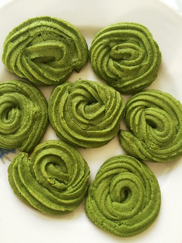 corat616385's tweet photo. Just dropped off a bag of my favorite crispy matcha cookies at the office pantry—who’s grabbing a sweet midday pick-me-up  Matcha lovers, this one’s for you! https://t.co/gvKE8Mn4LU