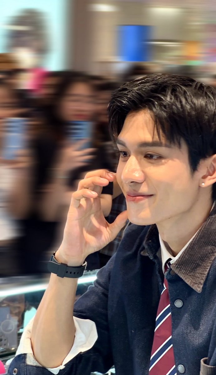 Jjaknvsj's tweet photo. P’Net is just so effortlessly adorable that he melts everyone’s heart!! So cute!!
🥹#GSHOCKTH #LUXEBLACK #netsiraphop @netsiraphop https://t.co/VQgNeVPsrB