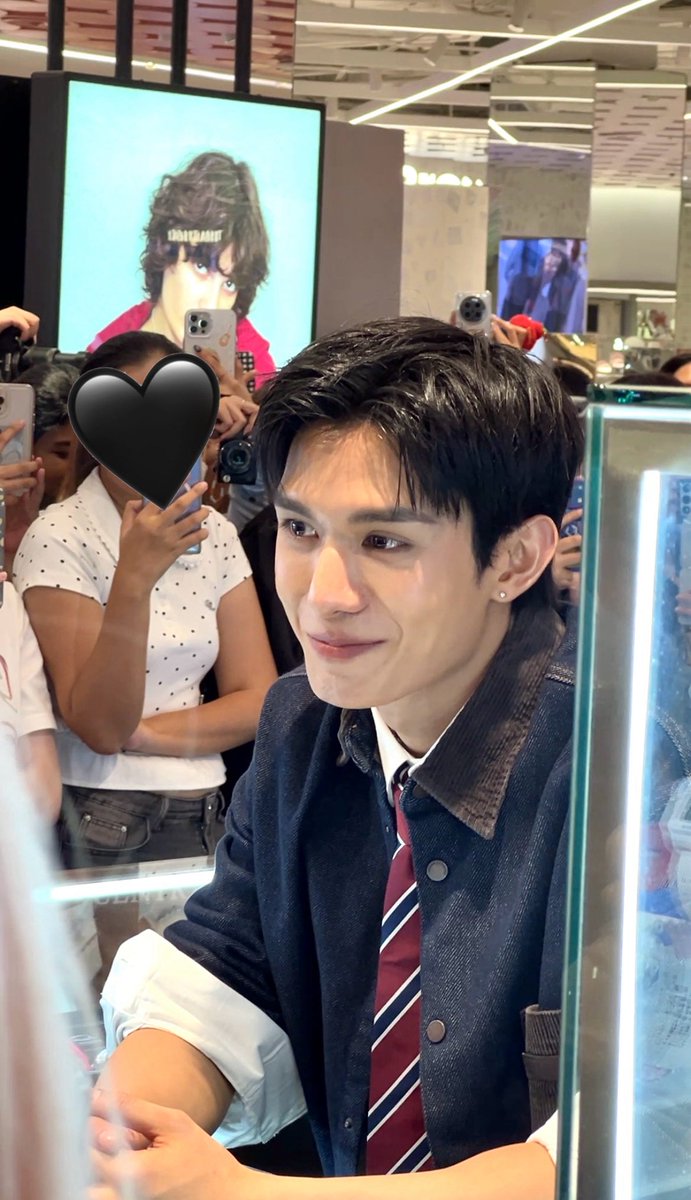 Jjaknvsj's tweet photo. P’Net is just so effortlessly adorable that he melts everyone’s heart!! So cute!!
🥹#GSHOCKTH #LUXEBLACK #netsiraphop @netsiraphop https://t.co/VQgNeVPsrB