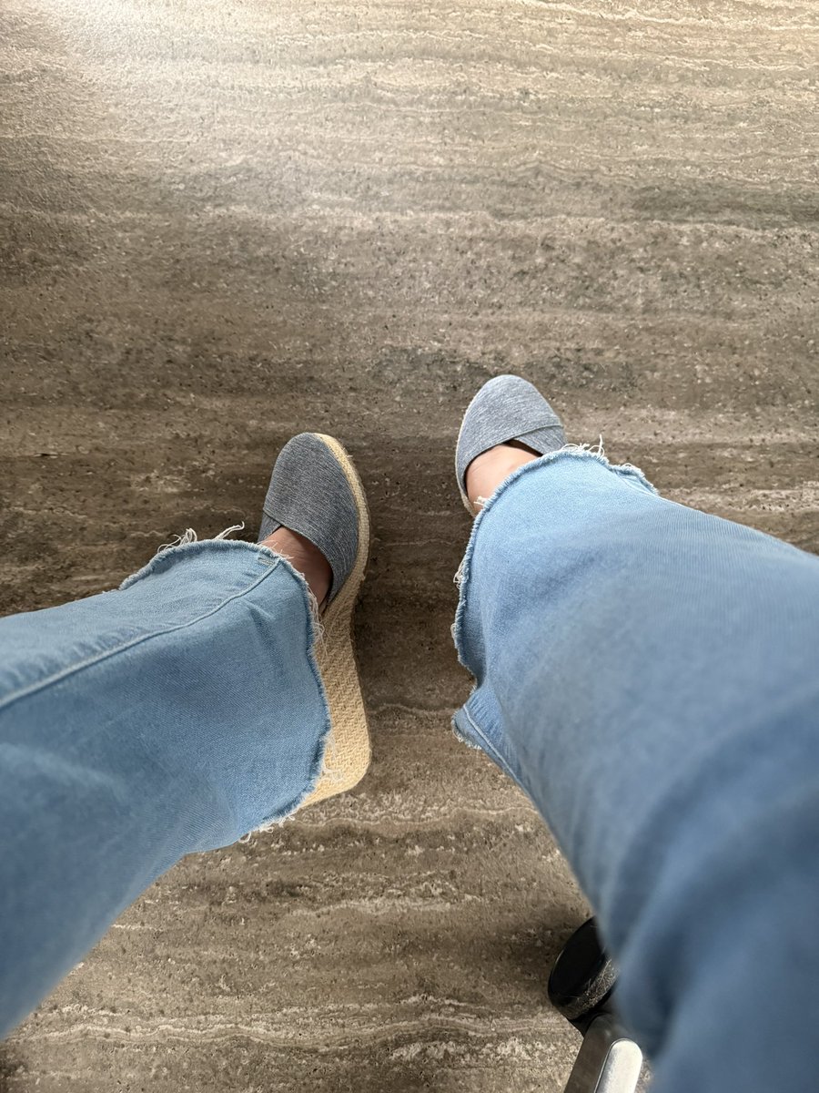a98su's tweet photo. Amante de los tacones https://t.co/Niu3Za1ffs
