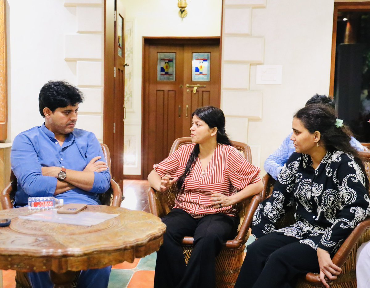 ShayarImran's tweet photo. शाहीन ख़ान और नफ़ीसा दोनों पत्रकार बेटियों के साथ देर तक बैठकर आज उनकी आपबीती सुनी, उनके साथ साकेत थाने की पुलिस ने जो बर्ताव किया है वो किसी भी सभ्य समाज में स्वीकार नहीं किया जा सकता।
कॉंग्रेस अल्पसंख्यक विभाग दिल्ली के साथी कल से शाहीन ख़ान के साथ हैं, आज लीगल सेल के साथियों से आगे की रणनीति पर चर्चा हुई है।
इस लड़ाई में इन दोनों बेटियों के साथ हम लोग मज़बूती के साथ खड़े हैं, न्याय के लिये हर मोर्चे पर लड़ेंगे।
@RahulGandhi @priyankagandhi