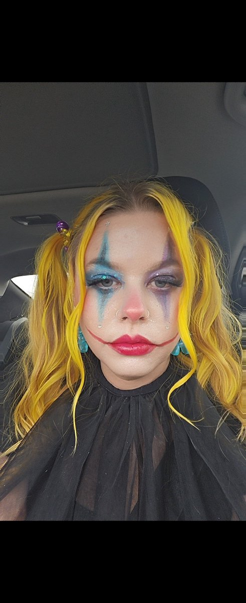 shr1eking's tweet photo. My photographer friend asked me to go to Niagara Falls dressed as a clown so he could take photos of me in the fun houses https://t.co/R83eiPzjxG