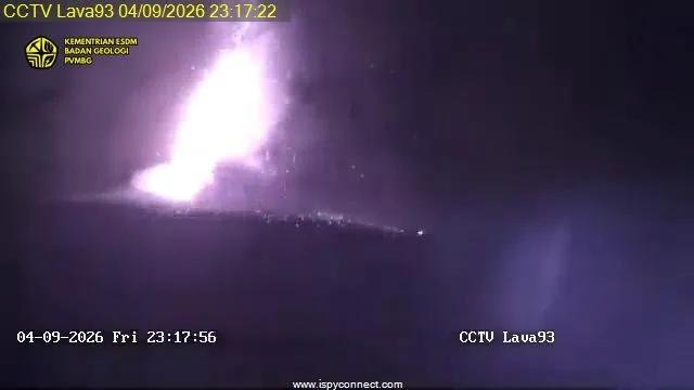 indepenSumatera's tweet photo. MALAM INI WAK!!!

GUNUNG ANAK KRAKATAU ERUPSI MALAM INI! STATUS ERUPSI MASIH BERLANGSUNG! 

Laporan kebencanaan resmi mencatat peningkatan aktivitas ekstrem di Selat Sunda! Terjadi erupsi pada Gunung Anak Krakatau pada hari Jumat, 4 September 2026, pukul 23:07 WIB!

Kondisi malam hari serta tingginya kabut membuat visual letusan dan tinggi kolom abu tidak teramati dari pos pengamatan. Namun, rekaman seismogram mengonfirmasi bahwa saat laporan ini dibuat, getaran dan erupsi MASIH BERLANGSUNG!

Rincian situasi darurat & ancaman di Selat Sunda:

ERUPSI MASIH AKTIF
Getaran gempa letusan masih terus terekam di seismograf. Belum ada tanda-tanda penurunan aktivitas magma dari perut Gunung Anak Krakatau malam ini.

VISUAL GELAP TERTUTUP KABUT
Tidak teramatinya tinggi kolom abu membuat perkiraan sebaran abu vulkanik harus diwaspadai secara ekstra oleh jalur penerbangan maupun pelayaran!

ZONA BAHAYA Waspada Tsunami & Semburan Material
Seluruh aktivitas nelayan, kapal penyeberangan Bakauheni-Merak, hingga wisatawan diimbau untuk tidak mendekati radius bahaya yang telah ditetapkan PVMBG!

Pertanyaannya wak
Sampai kapan mitigasi dan sistem peringatan dini (Early Warning System) di pesisir Banten dan Lampung terkesan minim pembaharuan di tengah ancaman erupsi susulan Anak Krakatau yang makin intens?!

Warga di wilayah pesisir Banten (Anyer, Carita, Labuan) dan Lampung Selatan: Tetap tenang, hindari area pantai jika mendengar suara gemuruh berturut-turut, dan pantau terus laporan resmi PVMBG / BMKG! ⛔🌊