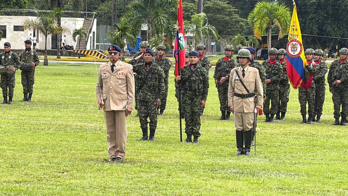 Ejercito_Div4's tweet photo. #EnImágenes 📸 | El Batallón de Infantería Aerotransportado N.° 20, de la #SéptimaBrigada, realizó su transmisión de mando. El teniente coronel Jairo Herazo Díaz entregó el liderazgo al teniente coronel Jeferson Obando Vera, quien asume el compromiso de continuar fortaleciendo las capacidades de sus hombres y mujeres al servicio de la seguridad del #Meta.

#PatriaHonorLealtad 
#NuestroCompromisoEs🇨🇴